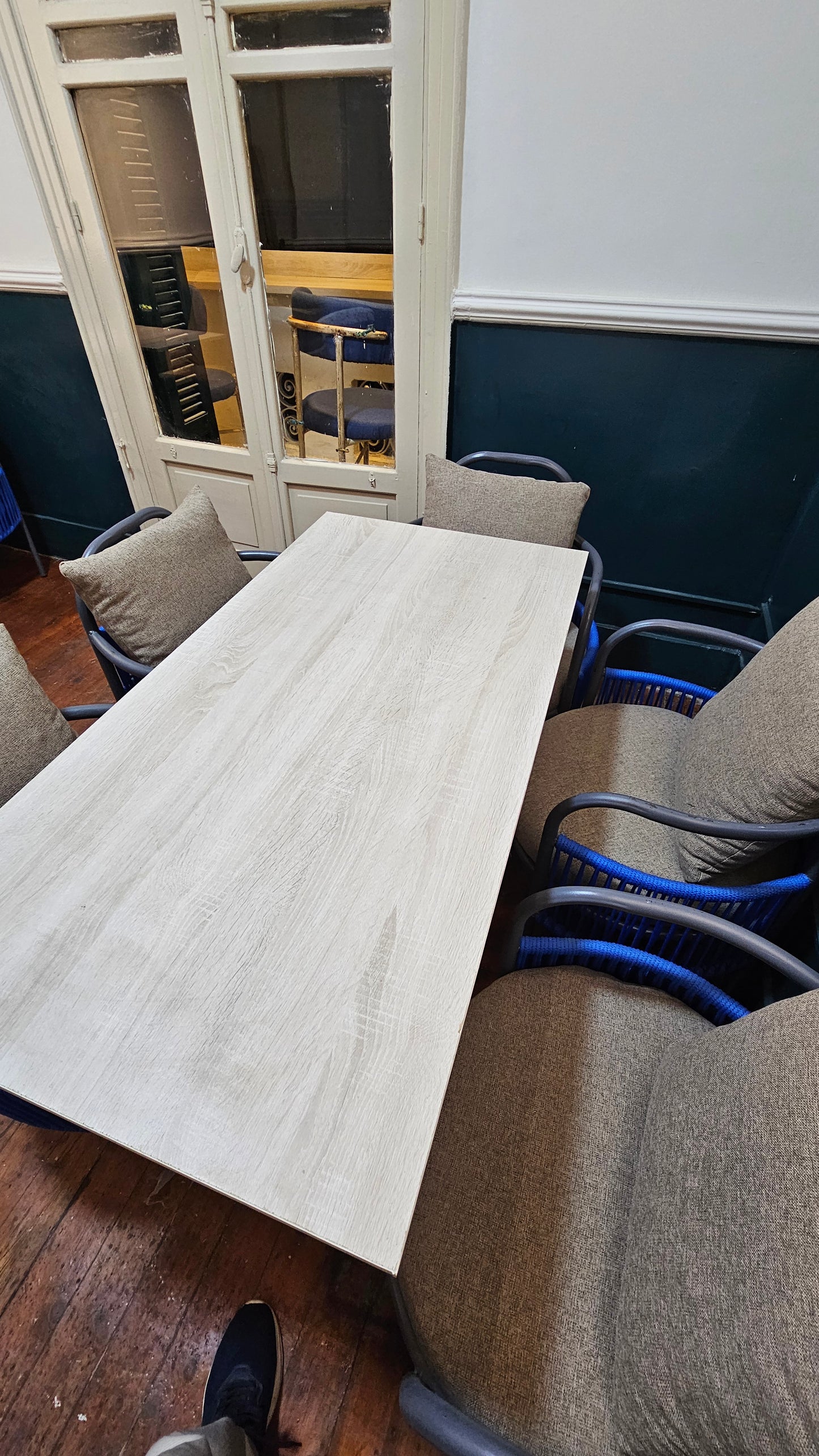 Shared Table (5 Person Indoor Smoking Room) - 24 Hours Pass - Free Wifi Access
