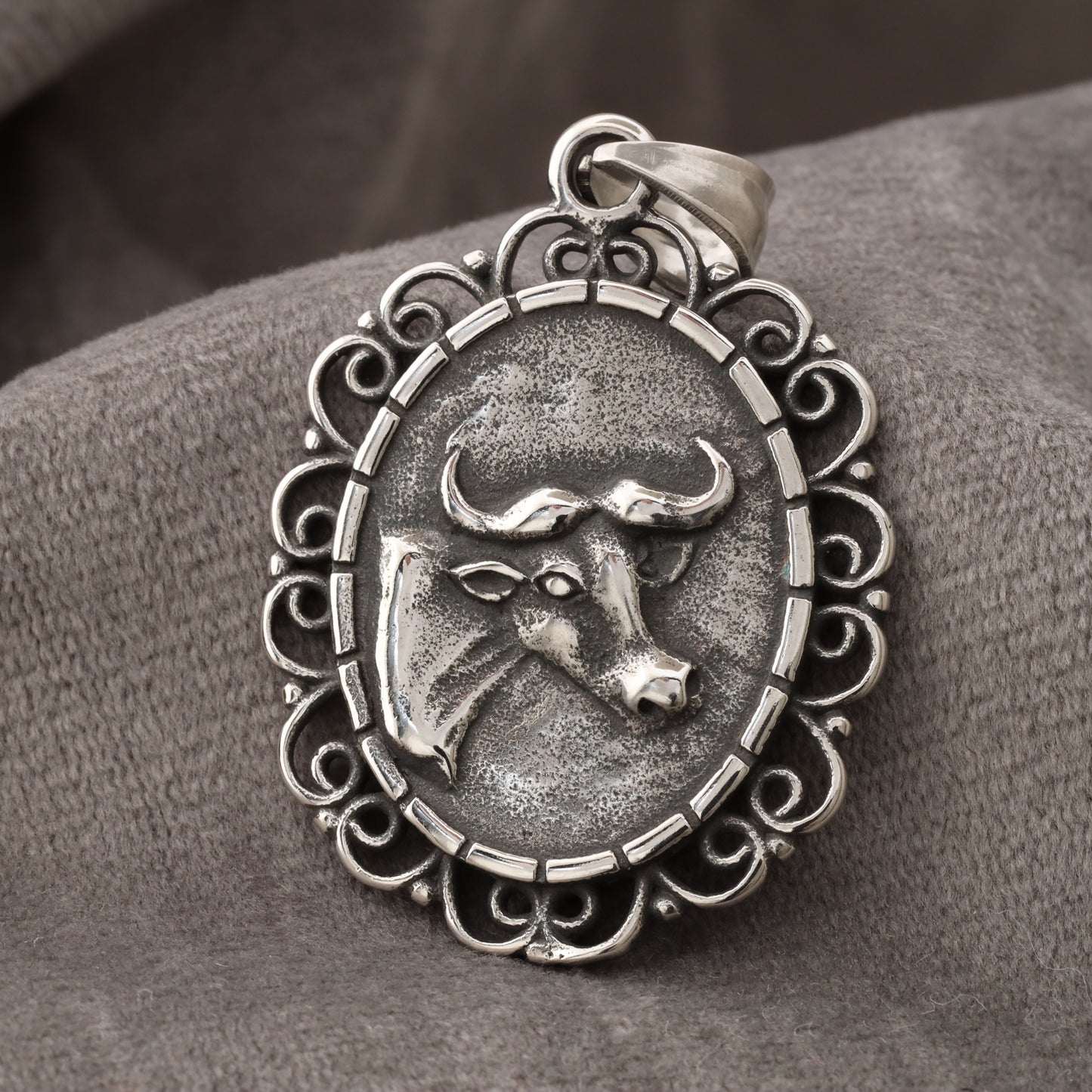 Bull Pendant S22