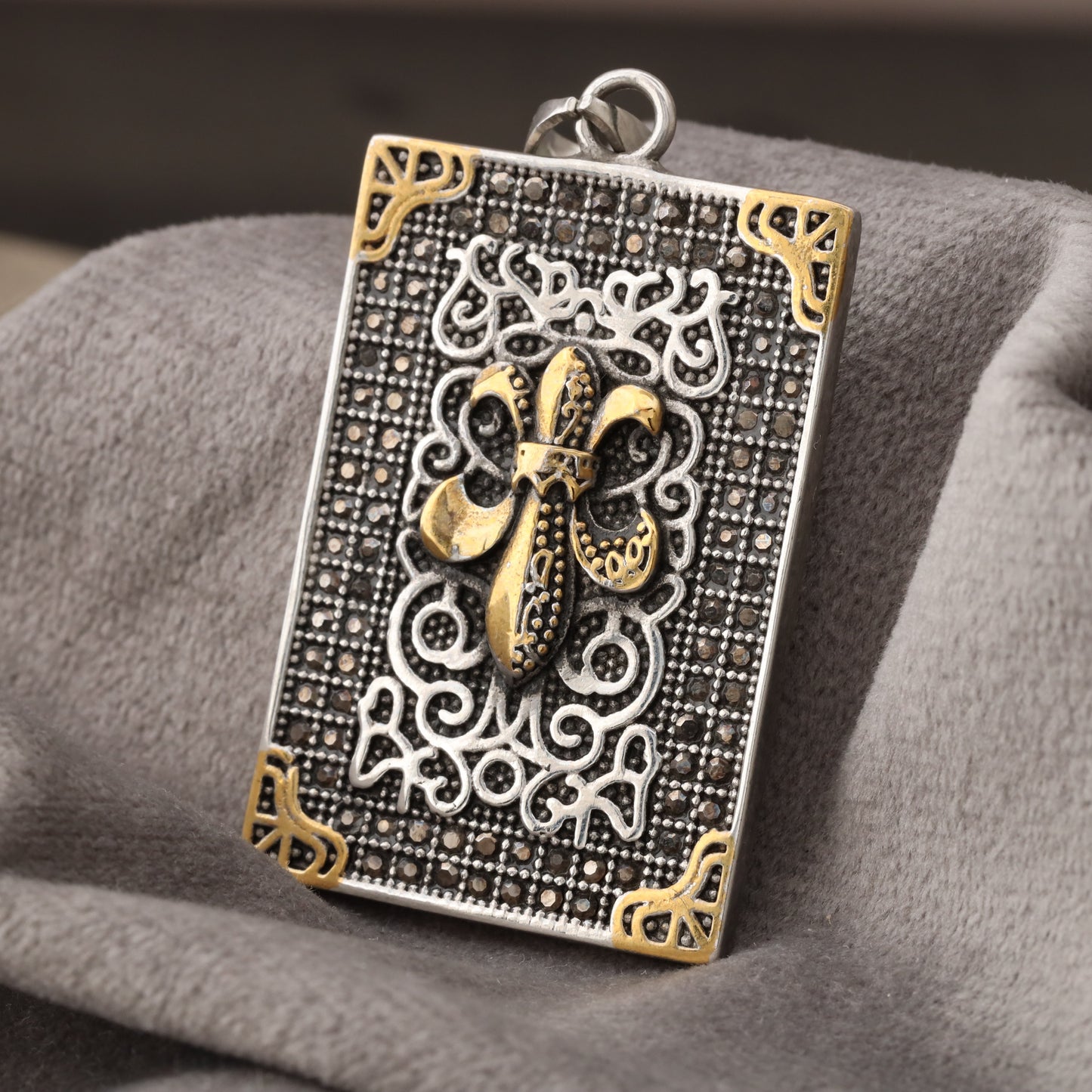 Fleur-de-lis Pendant N2004