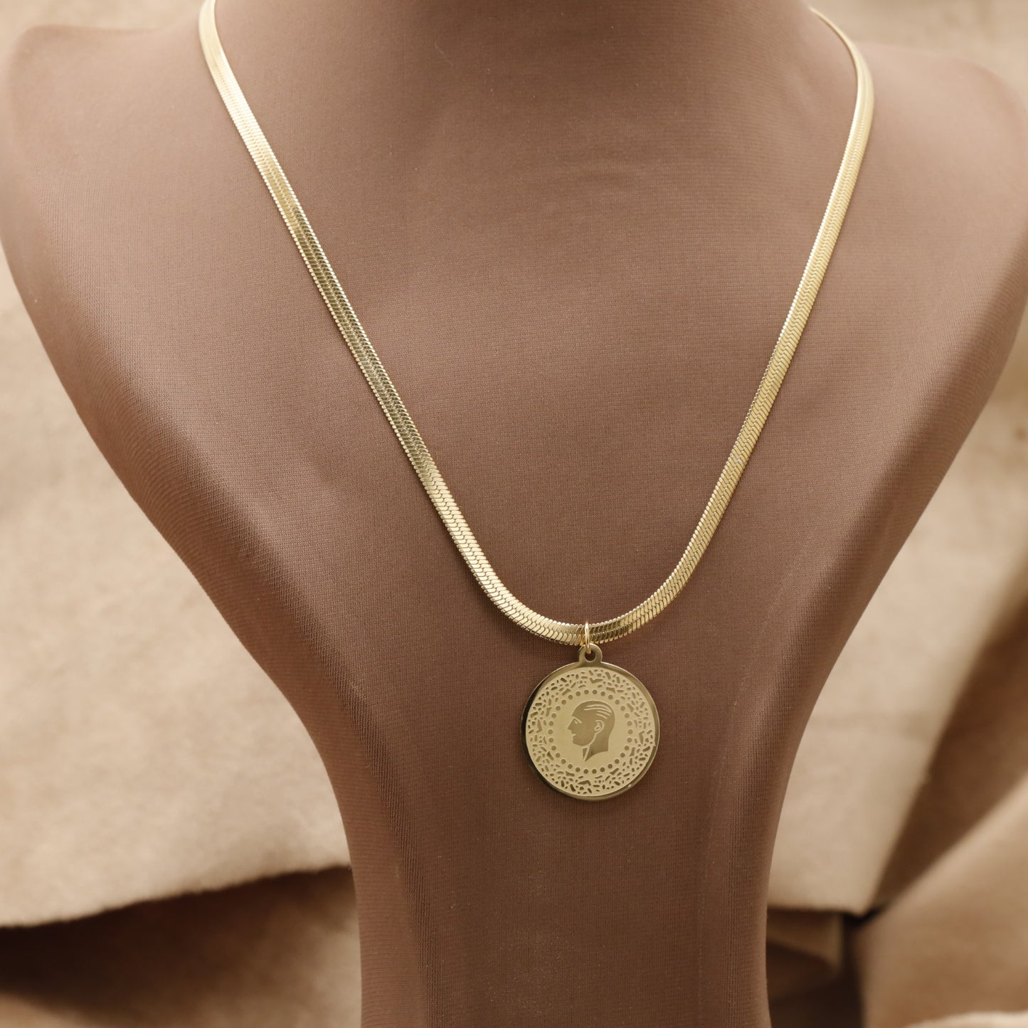 Gold Herringbone Coin Necklace – عقد هيرينجبون بميدالية منقوشة