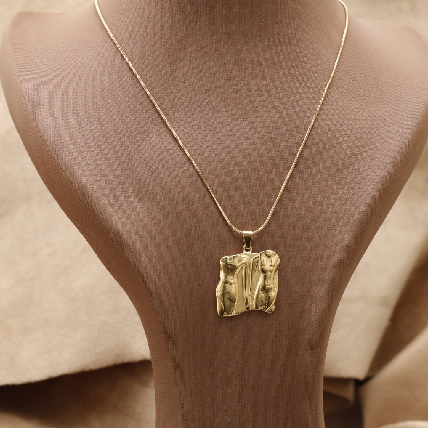 Gold Snake Chain Human Figure Necklace KAR33 – عقد جسد فني ذهبي