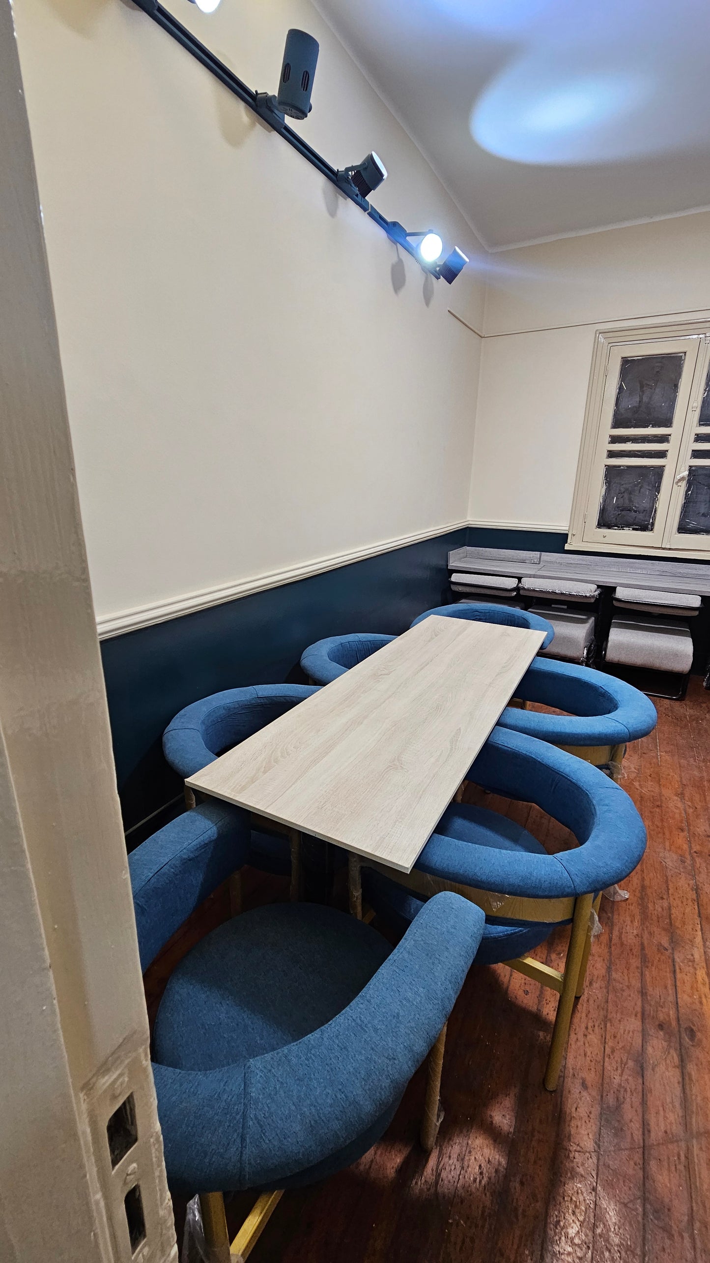 Shared Table Premium Sofa Chairs (6 Person Indoor) - 12 Hours Pass - Free Wifi Access