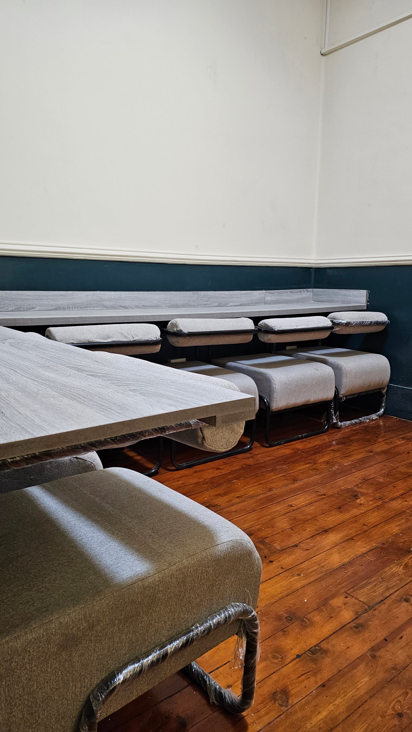 Single Mini Bar Couch (Indoor) - 12 Hours Pass - Free Wifi Access