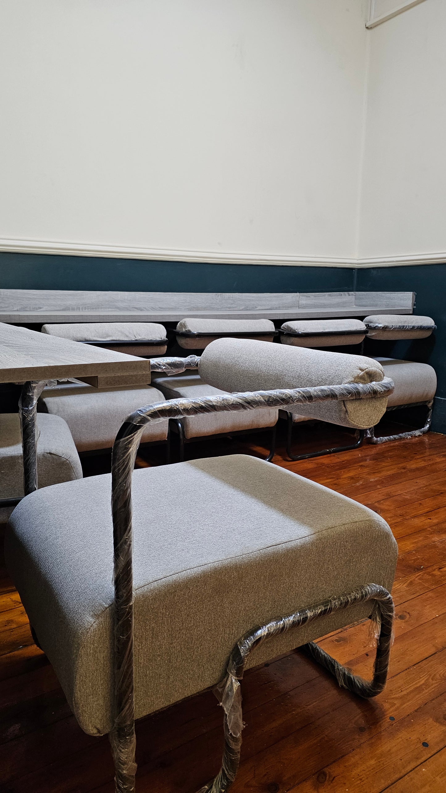 Single Mini Bar Couch (Indoor) - 12 Hours Pass - Free Wifi Access