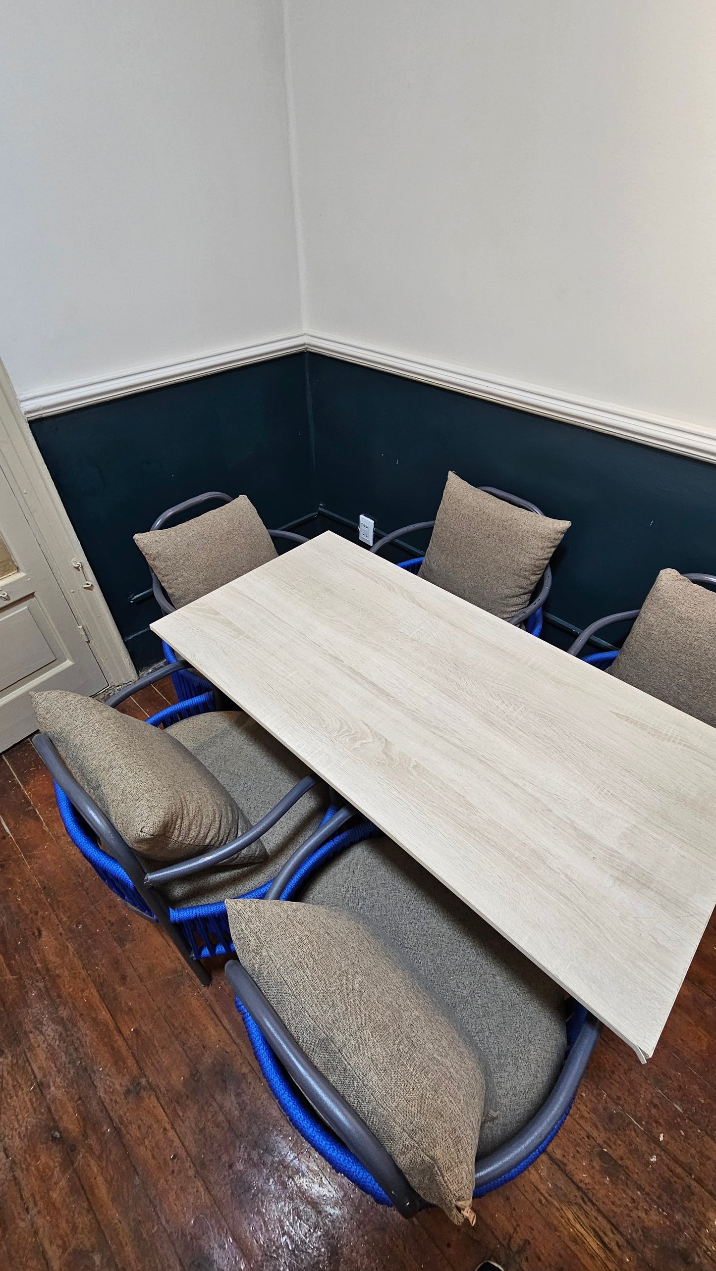 Shared Table (5 Person Indoor Smoking Room) - 12 Hours Pass - Free Wifi Access