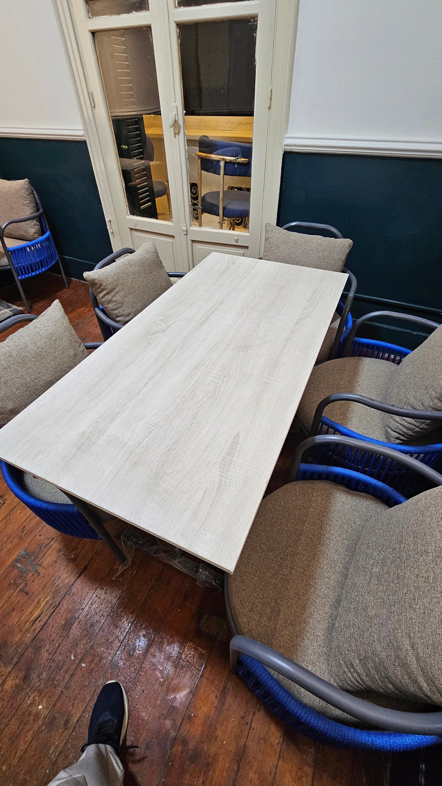 Shared Table (5 Person Indoor Smoking Room) - 24 Hours Pass - Free Wifi Access