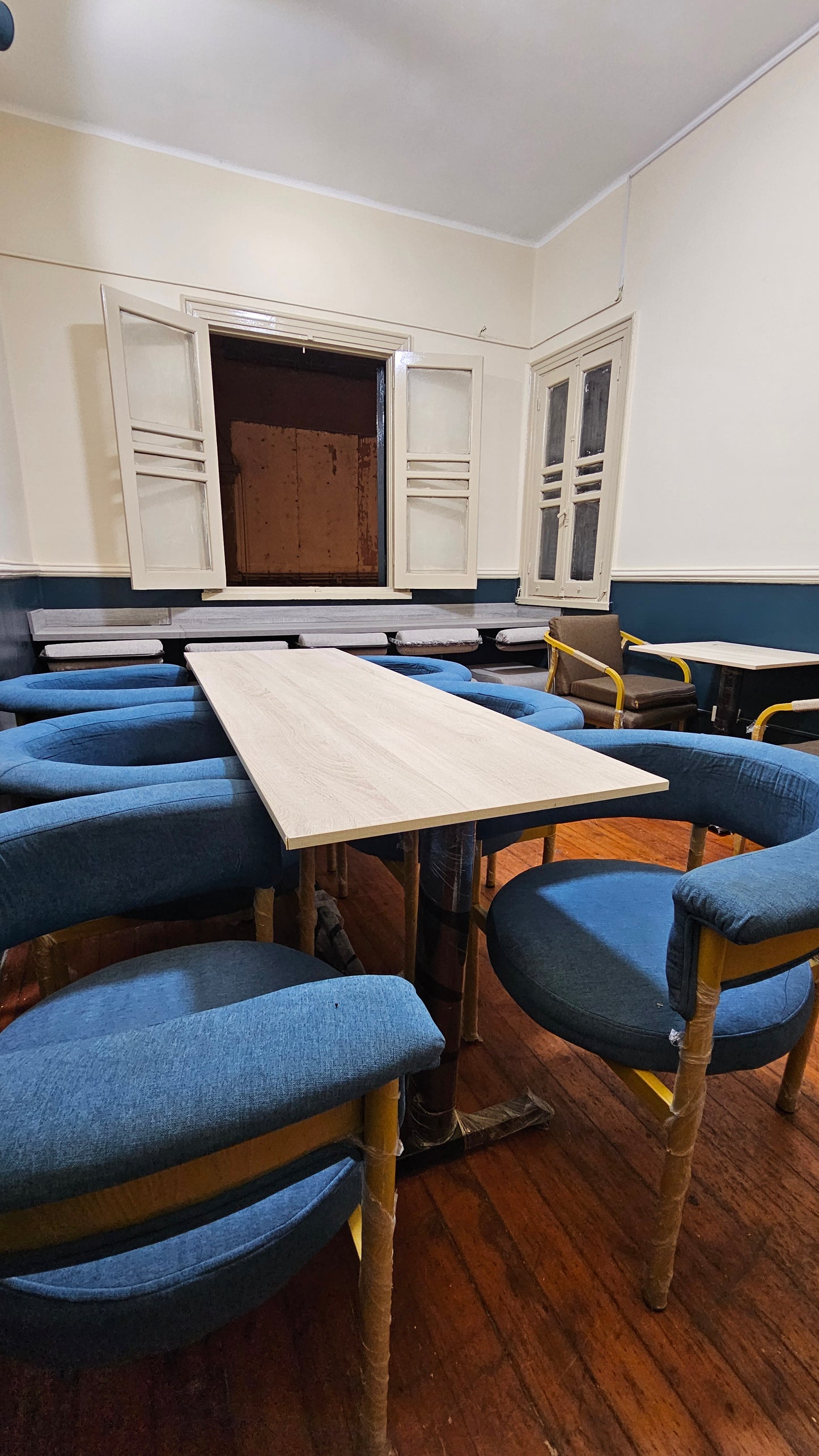 Shared Table Premium Sofa Chairs (6 Person Indoor) - 12 Hours Pass - Free Wifi Access