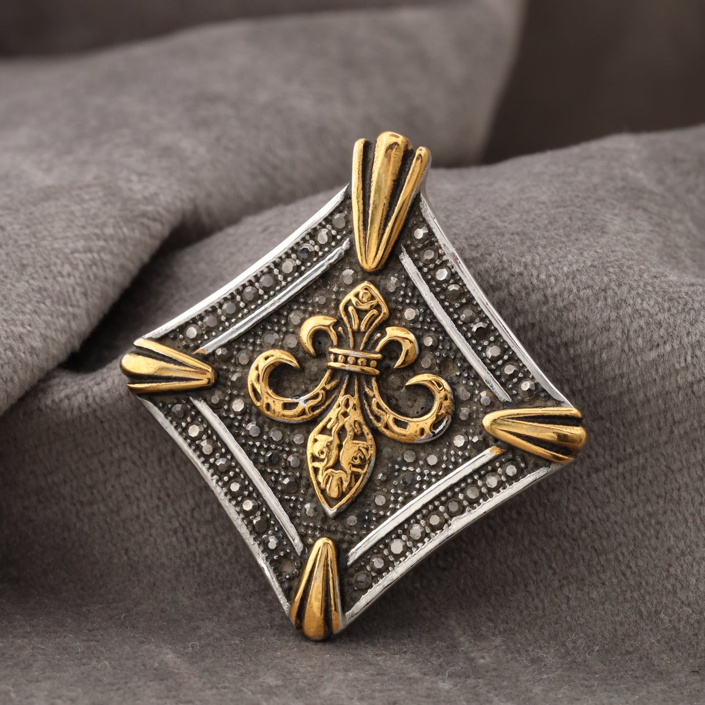 Fleur-de-lis Pendant N2044