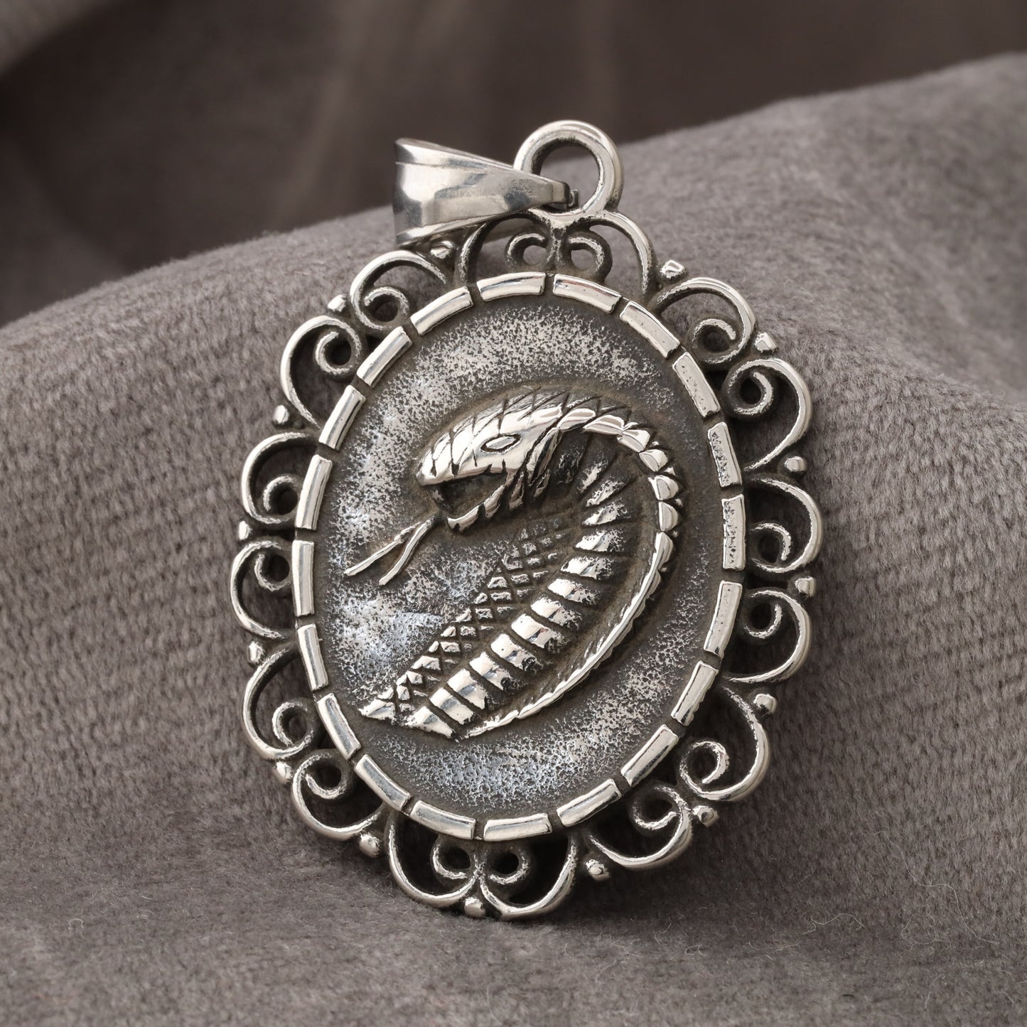 Snake Pendant S26