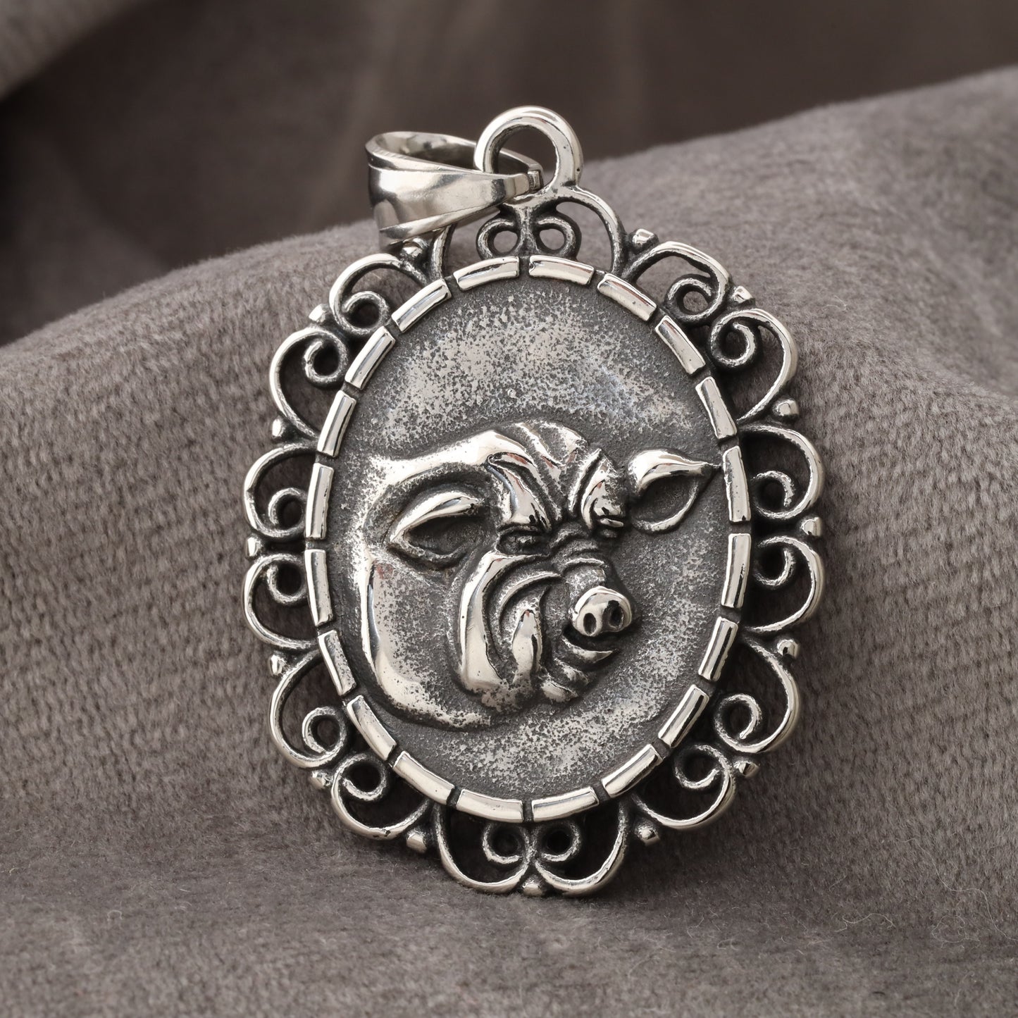 Pig Pendant S28