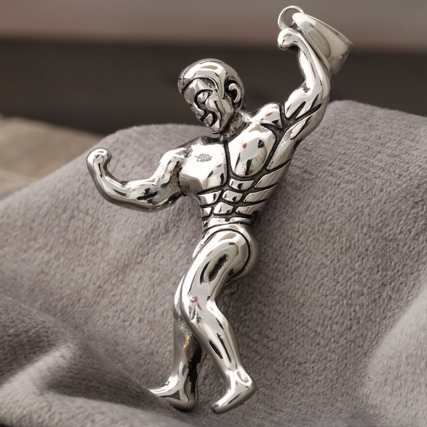 Bodybuilder Pendant N2130