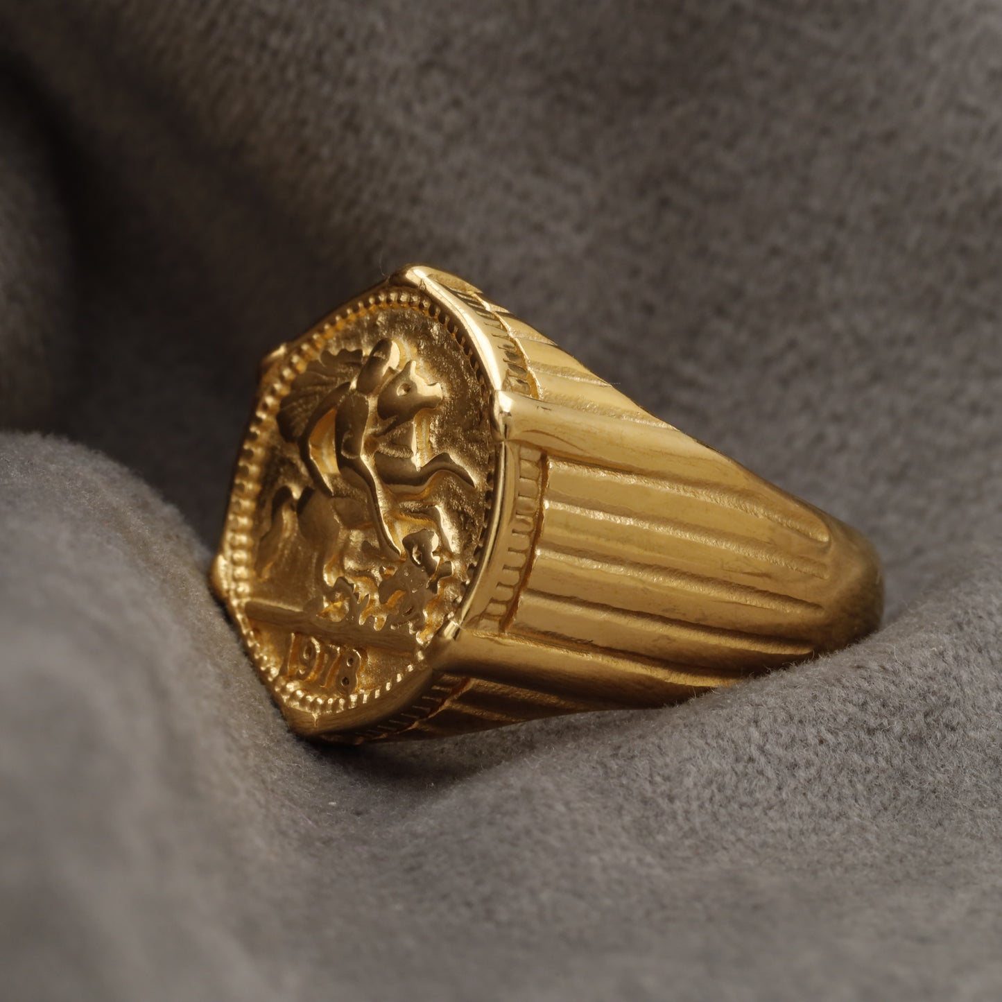 St. George & Dragon 1978 Coin Signet Ring Gold Stainless Steel Ring R41
