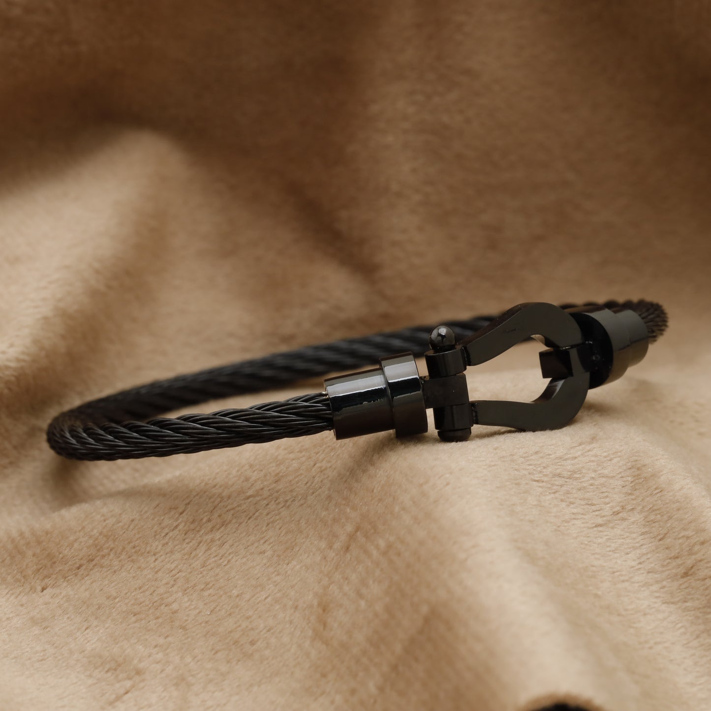 Black Steel Cable Bracelet with Black Horseshoe Clasp B57