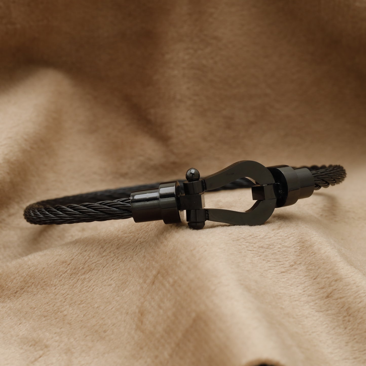 Black Steel Cable Bracelet with Black Horseshoe Clasp B57