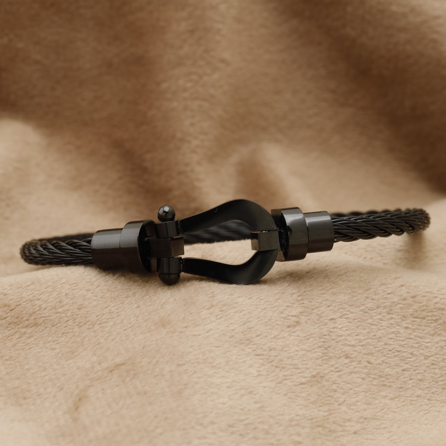 Black Steel Cable Bracelet with Black Horseshoe Clasp B57
