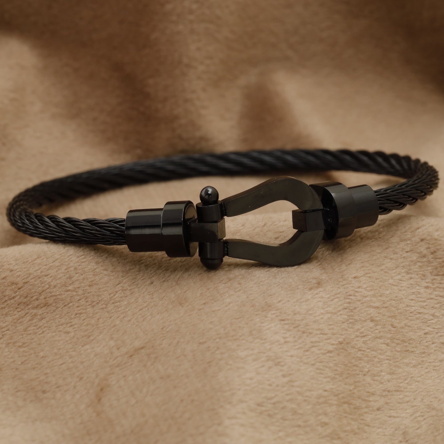 Black Steel Cable Bracelet with Black Horseshoe Clasp B57