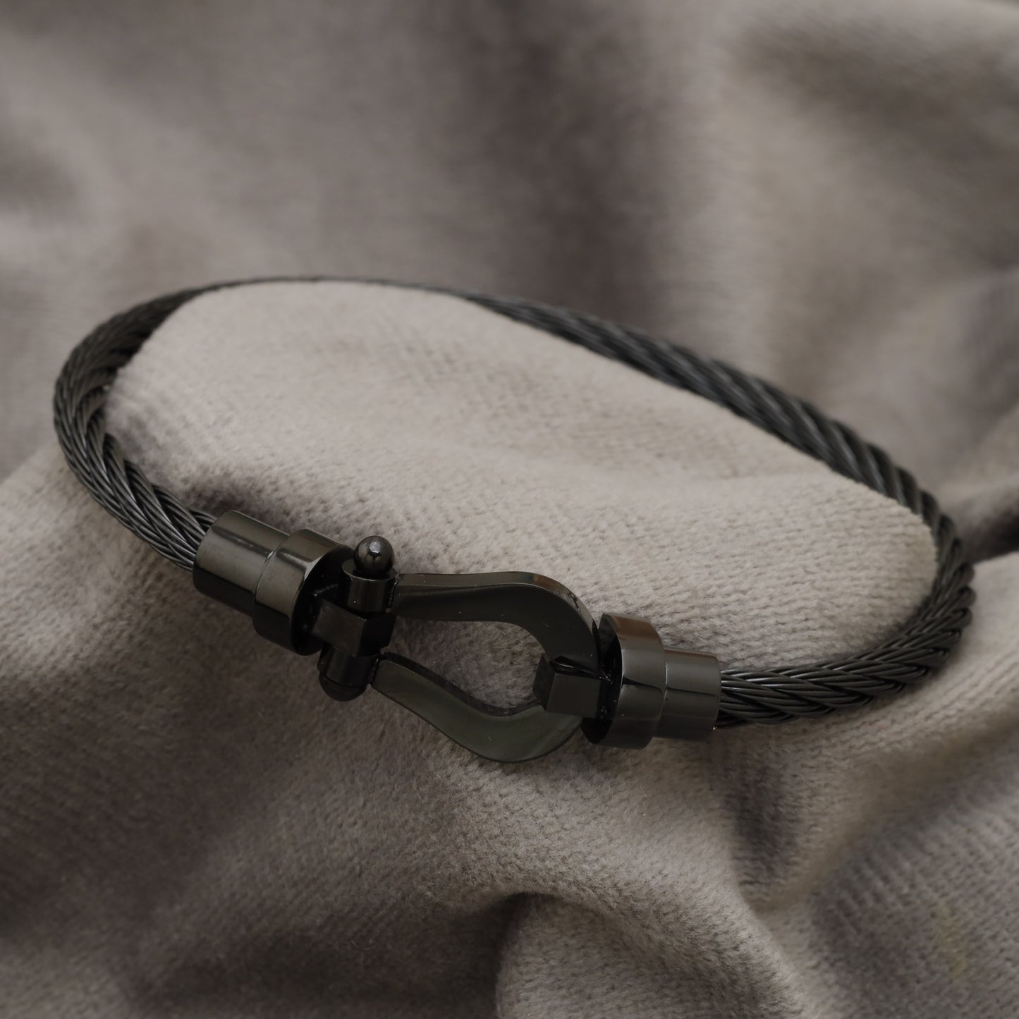 Black Steel Cable Bracelet with Black Horseshoe Clasp B57