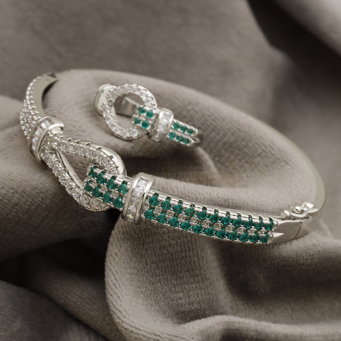 KAR132 – Luxury Silver Crystal & Emerald Knot Jewelry Set – Bracelet & Ring