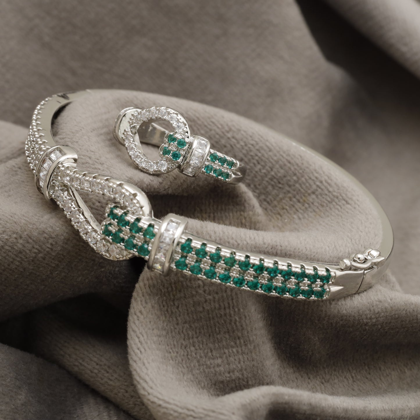 KAR132 – Luxury Silver Crystal & Emerald Knot Jewelry Set – Bracelet & Ring