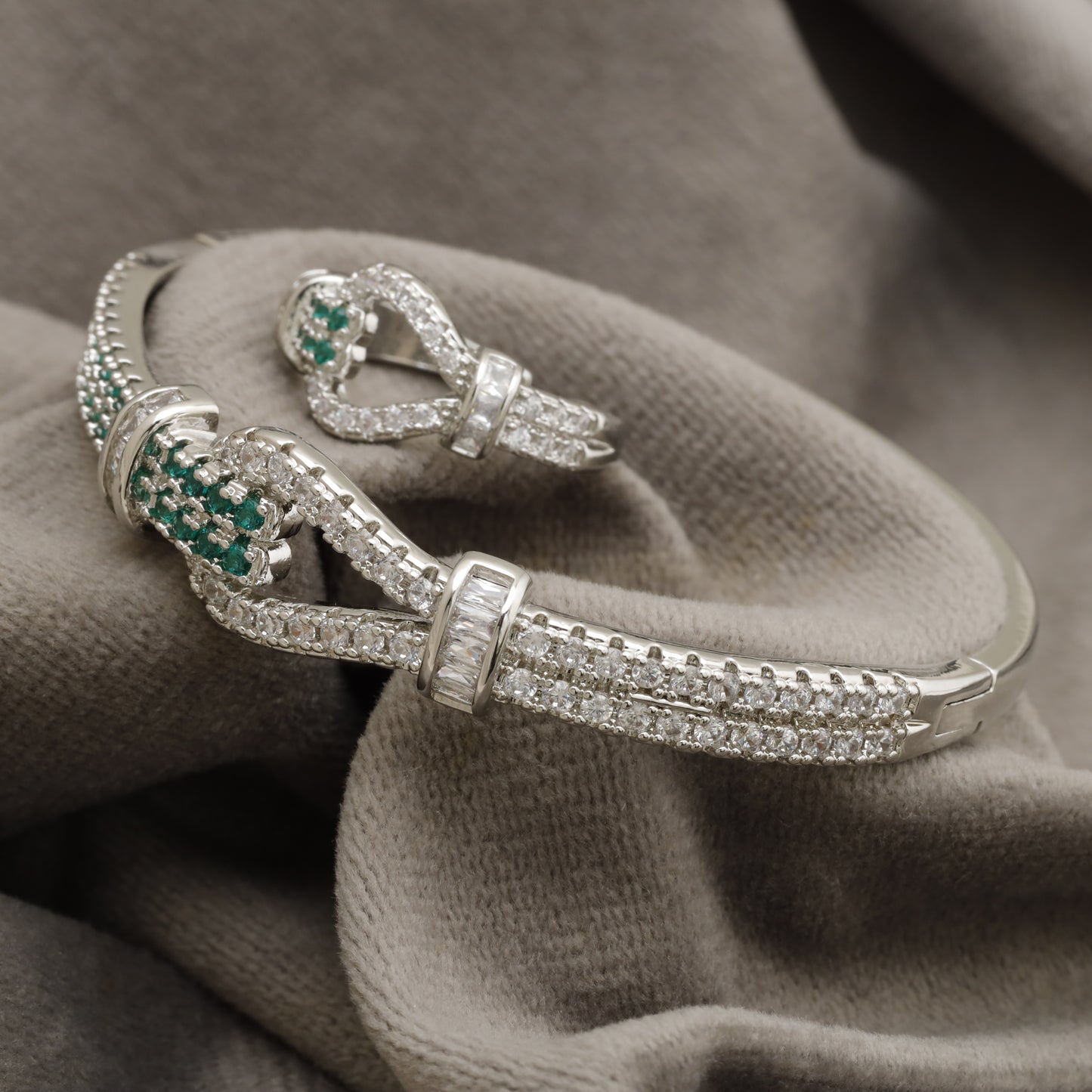 KAR132 – Luxury Silver Crystal & Emerald Knot Jewelry Set – Bracelet & Ring