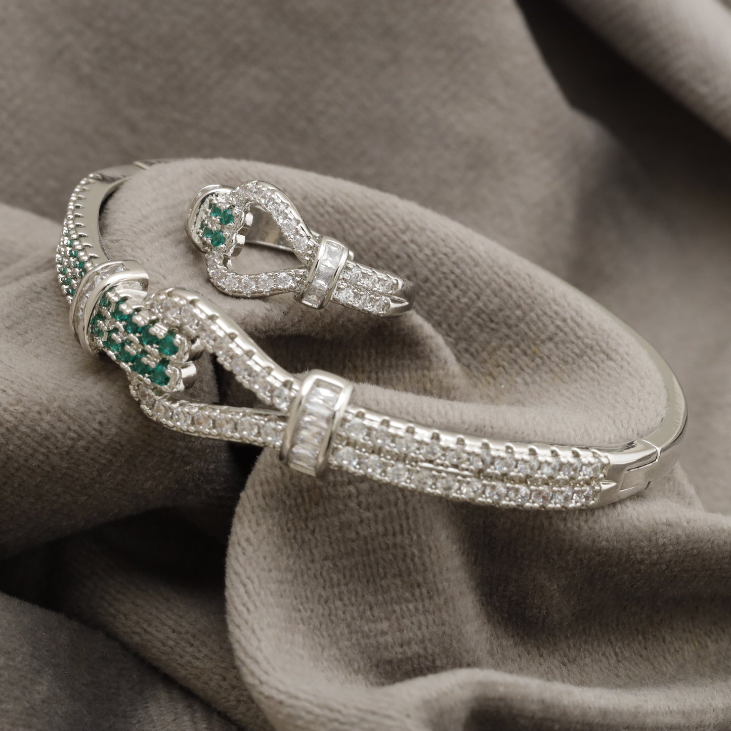 KAR132 – Luxury Silver Crystal & Emerald Knot Jewelry Set – Bracelet & Ring