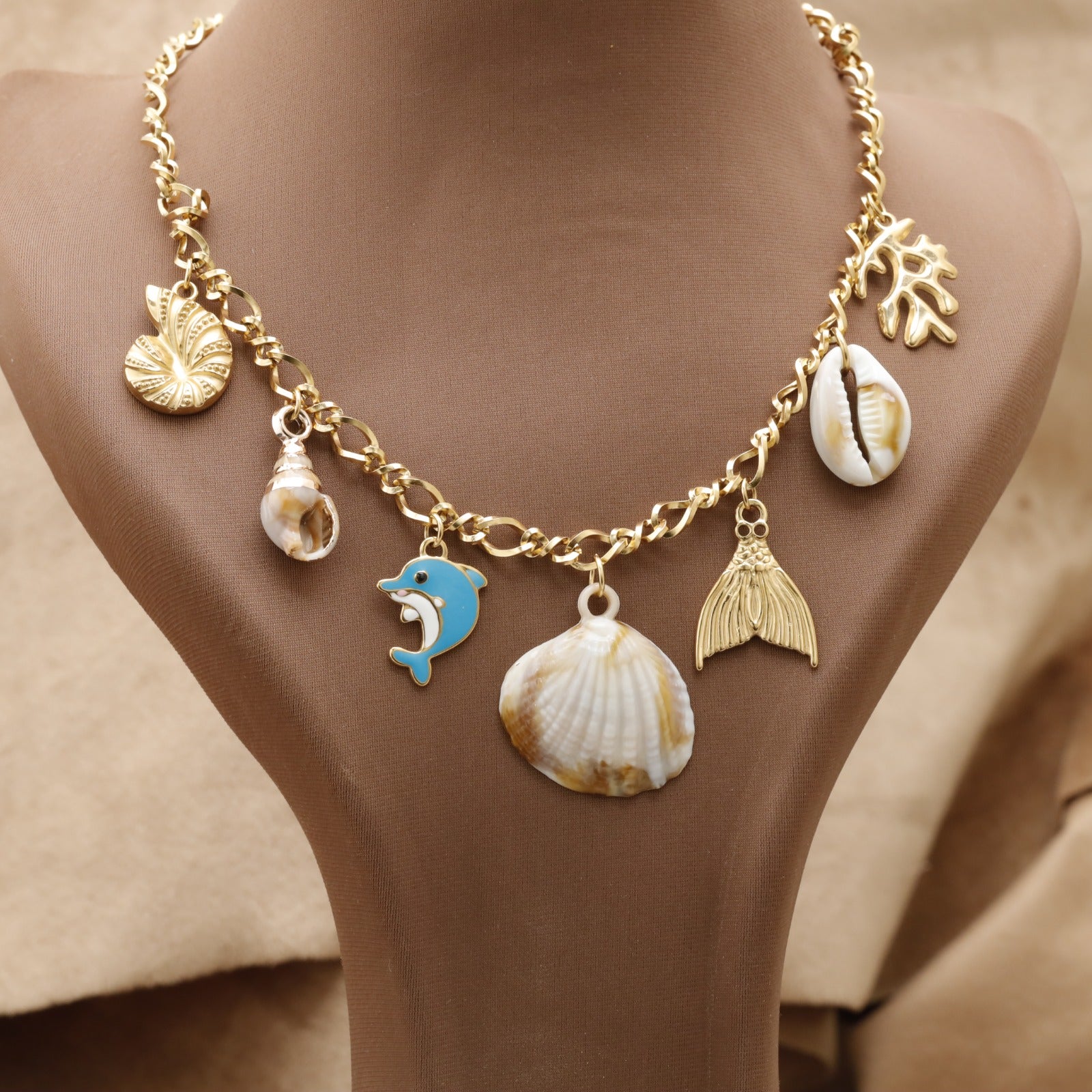 Gold Ocean Charm Necklace – عقد ذهبي بشارمز البحر