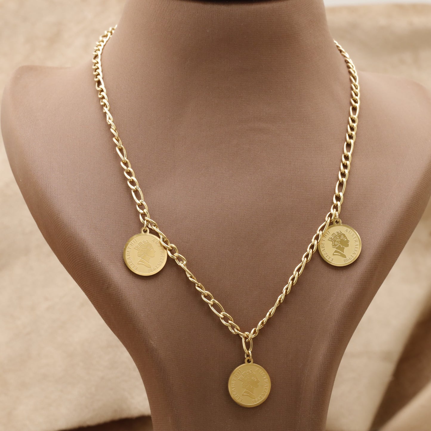 Gold Triple Coin Charm Necklace KAR25 – عقد ثلاث عملات ذهبي