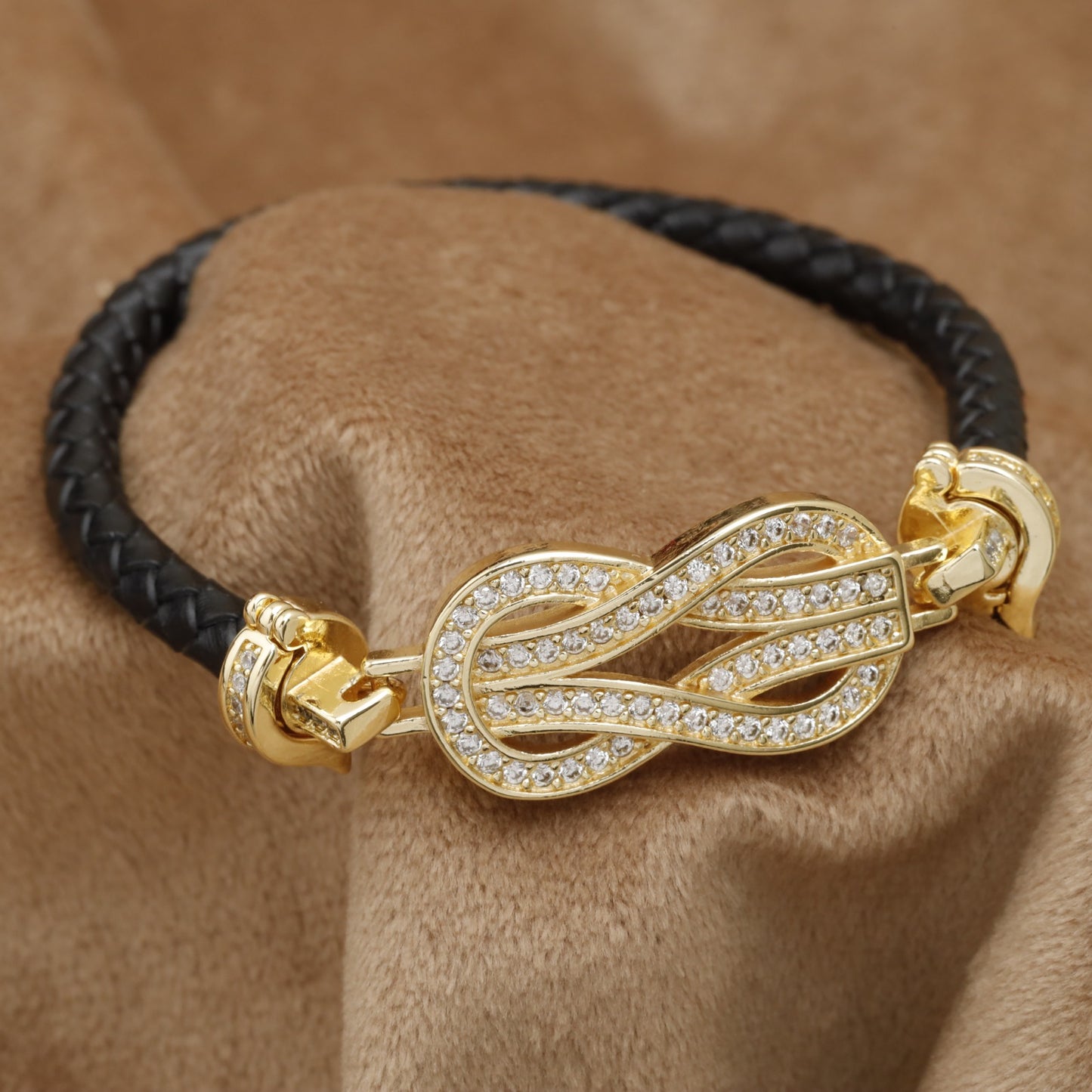 Black Braided Leather Bracelet Gold Crystal Infinity Knot Clasp KAR42 – إسوارة جلد أسود عقدة