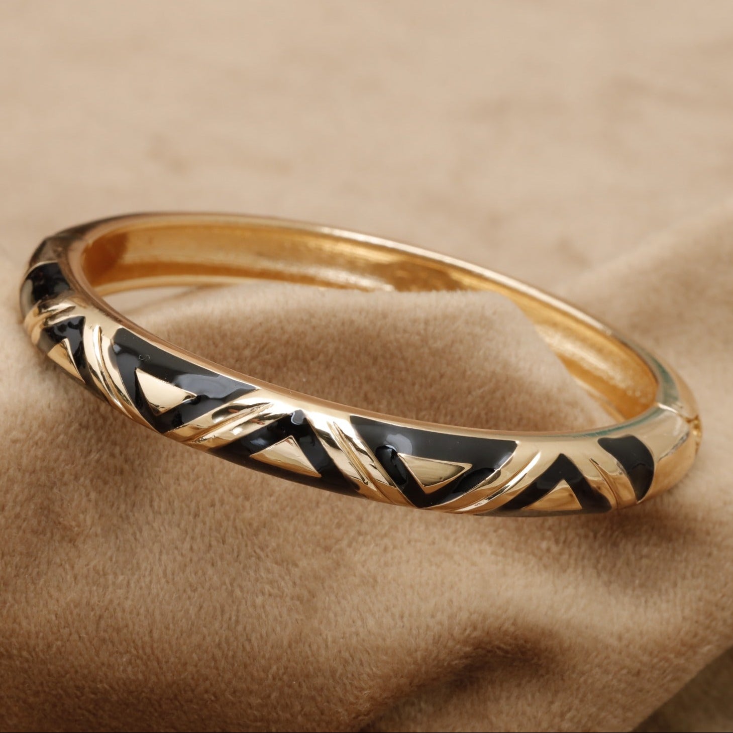 Gold Black Enamel Geometric Bangle Bracelet KAR46 – إسوارة بانجل هندسي أسود