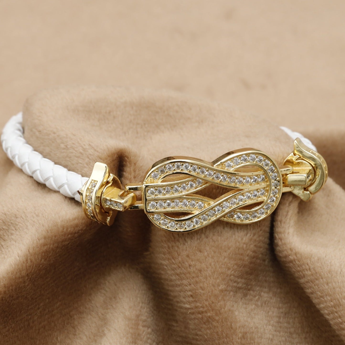 White Braided Leather Bracelet Gold Crystal Infinity Knot Clasp KAR57 – إسوارة جلد أبيض عقدة