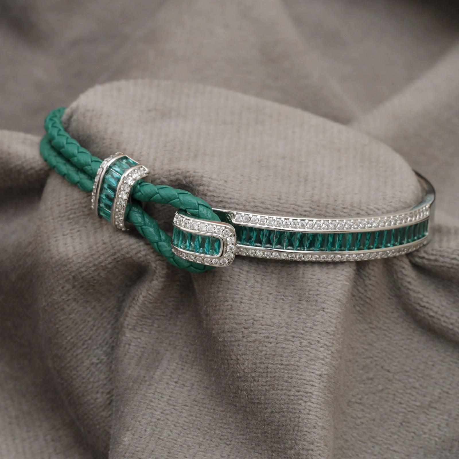 Green Braided Leather Bracelet Silver Emerald Baguette Crystal Bar Clasp KAR74 – إسوارة جلد أخضر زمرد فضي
